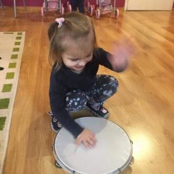 Ćwiczenia muzyczne "Przedstawianie instrumentów i gra w rytm muzyki"
