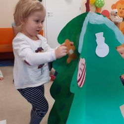Praca wspólna "Ubieramy choinkę"