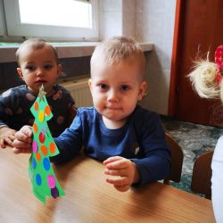 Zajęcia plastyczne "Ubieramy choinkę"
