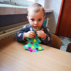 Zajęcia plastyczne "Ubieramy choinkę"