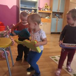 Ćwiczenia muzyczne "Przedstawianie instrumentów i gra w rytm muzyki"