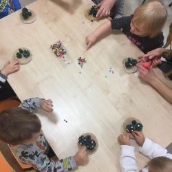 Rozwijanie sprawności motorycznych-świąteczne choinki