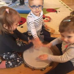 Ćwiczenia muzyczne "Przedstawianie instrumentów i gra w rytm muzyki"