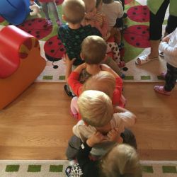 Gimnastyka z wykorzystaniem kształtek rehabilitacyjnych, tunelu i materacy