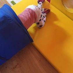 Gimnastyka z wykorzystaniem kształtek rehabilitacyjnych, tunelu i materacy