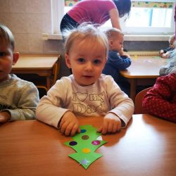 Zajęcia plastyczne "Ubieramy choinkę"