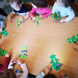 Zajęcia plastyczne "Ubieramy choinkę"