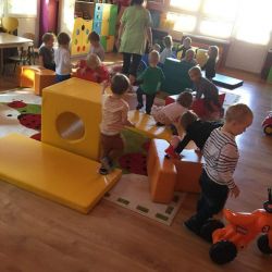 Gimnastyka z wykorzystaniem kształtek rehabilitacyjnych, tunelu i materacy