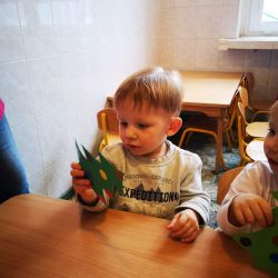 Zajęcia plastyczne "Ubieramy choinkę"
