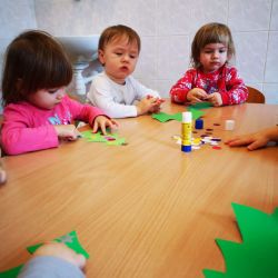 Zajęcia plastyczne "Ubieramy choinkę"