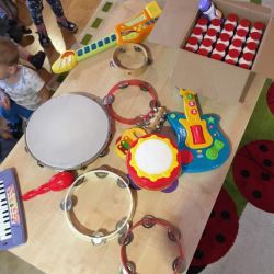 Ćwiczenia muzyczne "Przedstawianie instrumentów i gra w rytm muzyki"