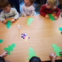 Zajęcia plastyczne "Ubieramy choinkę"