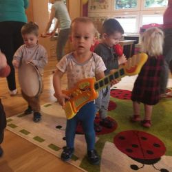 Ćwiczenia muzyczne "Przedstawianie instrumentów i gra w rytm muzyki"