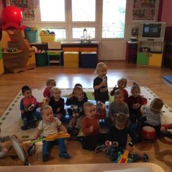 Ćwiczenia muzyczne "Przedstawianie instrumentów i gra w rytm muzyki"