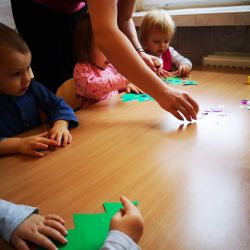 Zajęcia plastyczne "Ubieramy choinkę"