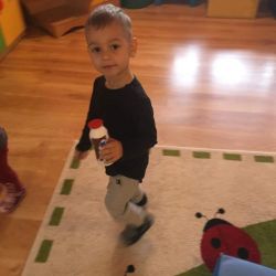 Ćwiczenia muzyczne "Przedstawianie instrumentów i gra w rytm muzyki"