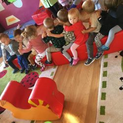 Gimnastyka z wykorzystaniem kształtek rehabilitacyjnych, tunelu i materacy
