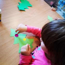 Zajęcia plastyczne "Ubieramy choinkę"