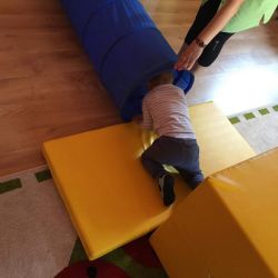 Gimnastyka z wykorzystaniem kształtek rehabilitacyjnych, tunelu i materacy