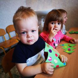 Zajęcia plastyczne "Ubieramy choinkę"
