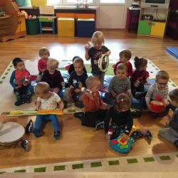 Ćwiczenia muzyczne "Przedstawianie instrumentów i gra w rytm muzyki"