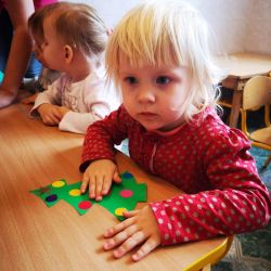 Zajęcia plastyczne "Ubieramy choinkę"